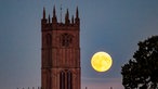 Supermond ist vor der St. Lawrence Kirche in Ludlow zu sehen