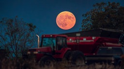 Der Supermond scheint über einer Farm in Monroe in Wisconsin