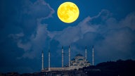 Istanbul: Ein Supermond geht hinter der Camlica-Moschee auf.