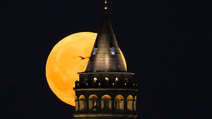 Ein Supermond geht hinter dem Galata-Turm auf.