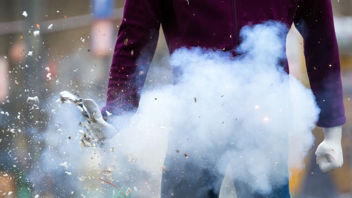 Ein illegaler Böller explodiert während einer Pressevorführung der Berliner Feuerwehr in der Hand einer Puppe