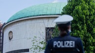 Nordrhein-Westfalen, Düsseldorf: Eine Polizistin steht vor der Neue Synagoge.