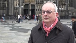 Norpoth vor einem Kirchenplatz