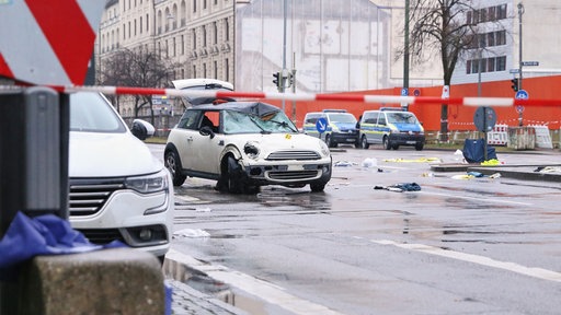 Beschädigtes Tatfahrzeug steht hinter Absperrband auf der Seidlstraße / Karlstraße in München