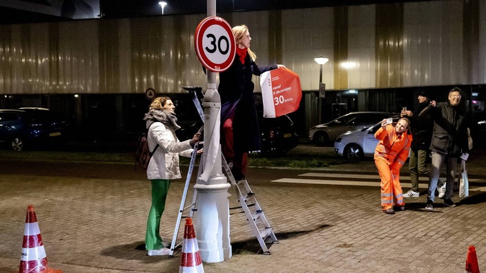 Stadträtin Melanie van der Horst (Verkehr und Transport) bei der Einführung von Tempo 30