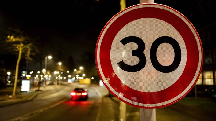 Ein neues Tempo-30-Schild in Amsterdam