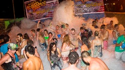 Feiernde Menschen auf einer bekannten Full Moon Party in Ko in Thailand