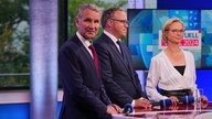 Mario Voigt (CDU), Vorsitzender der CDU in Thüringen und Spitzenkandidat, steht in einem Fernsehstudio bei der Runde der Spitzenkandidaten neben Björn Höcke (AfD) und Katja Wolf, Spitzenkandidatin des Bündnis Sahra Wagenknecht (BSW) in Thüringen.