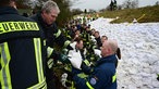 THW und Feuerwehr verstärken den Deich an der Ahse in Hamm mit Sandsäcken.