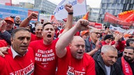 Mitarbeitende stehen bei einer von IG Metall und Betriebsräten initiierten Demonstration vor der Konzernzentrale von Thyssenkrupp