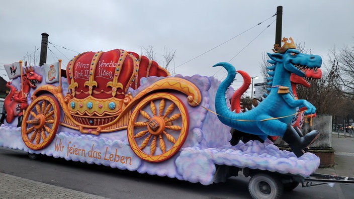 Der Wagen des Düsseldorfer Prinzenpaars Dirk II. und Venetia Uåsa von Jacques Tilly