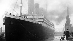 Schwarz-weiß Foto der Titanic aus dem Jahr 1912, bevor sie in Southampton ablegte.