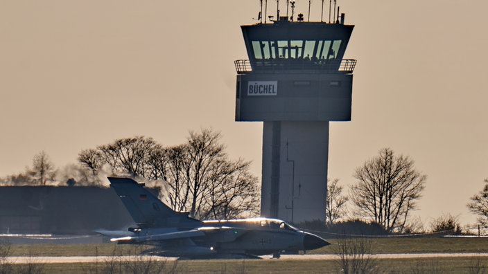 Tornado-Kampfflugzeug im Hintergrund der Tower Büchel