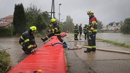 Feuerwehr errichtet einen Hochwasserschutz in Tschechien in der Nähe des Sazava Flusses