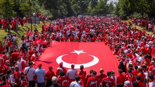 Türkei Fans beim Aufmarsch zum Dortmunder Stadion