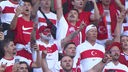 Türkische Fans zeigen beim EM-Viertelfinale Niederlande - Türkei den Wolfsgruß