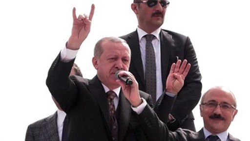 Erdogan zeigt Wolfsgruss in Mersin 2018