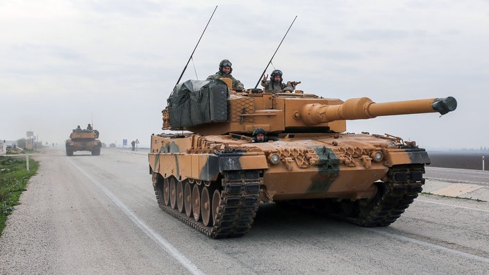 Ein türkischer Panzer vom Typ Leopard 2A4 fährt in Hatay (Türkei)