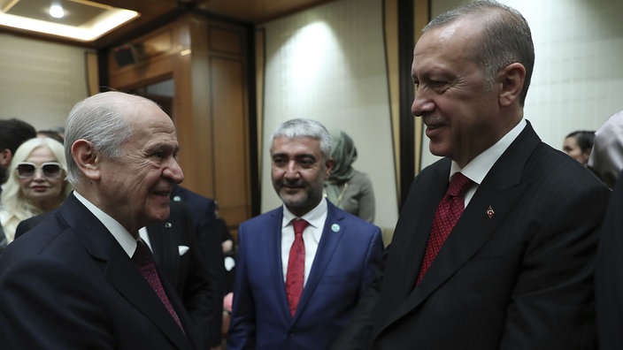 Devlet Bahceli (l), Vorsitzender der rechtsextremen Partei der Nationalistischen Bewegung (MHP) mit dem türkischen Präsidenten Recep Tayyip Erdogan