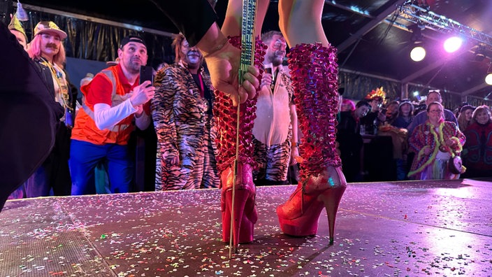 Karneval: Messung von Highheels beim Tuntenlauf