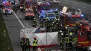 Ein verunfalltes Fahrzeug und mehrere Rettungsfahrzeuge auf der A2 bei Oelde