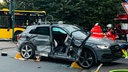 Ein PKW und ein Bus stehen nach einem Unfall auf der Straße. 