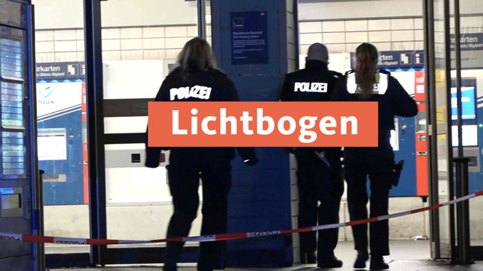 Polizei am Bahnhof des Unfalls