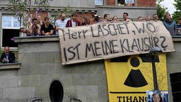 Plakat mit der Aufschrift "Herr Laschet, wo ist meine Klausur"