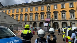 Einsatzkräfte der Polizei vor dem Pro-Palästina-Camp, das einen der Eingänge zum Uni-Gebäude blockiert