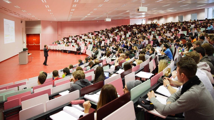 Bergische Universität Wuppertal. Ein fast vollbesetzter Hörsaal, im neuen Hörsaalzentrum mit 800 Plätzen, während einer Vorlesung