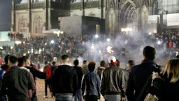 Zahlreiche Menschen sind am 31.12.2015 in Köln auf dem Vorplatz des Hauptbahnhofs zu sehen