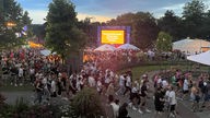 Fans flüchten vor dem Unwetter in Dortmunder Westfalenpark.
