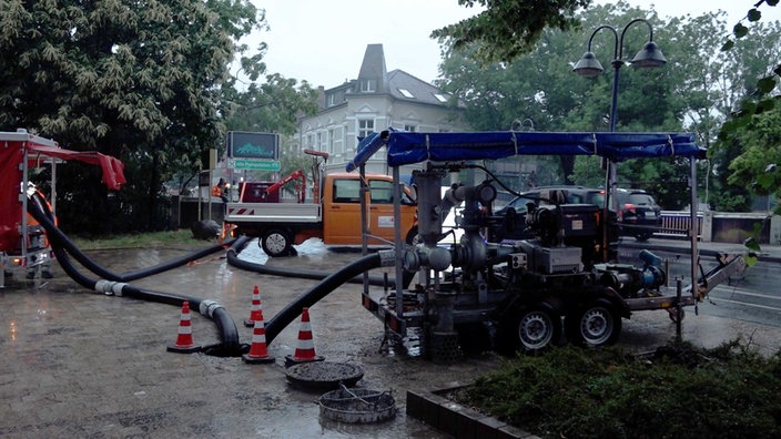 Feuerwehr pumpt Wasser in Bedburg ab