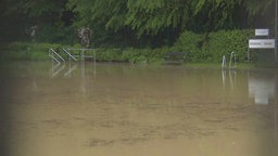 Das Freibad "Löhn-Bad"in Fröndenberg wurde komplett mit Schlamm geflutet