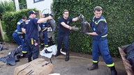 Feuerwehrleute legen am 02.06.2016 in Hamminkeln Sandsäcke um ein vom Hochwasser der Issel bedrohtes Haus