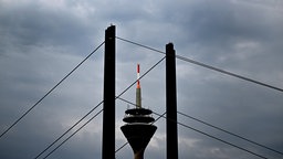 Dunkle Wolken über dem Fernsehturm