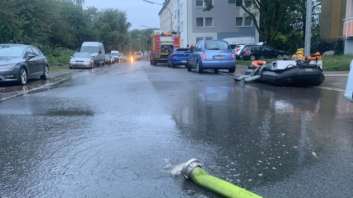 Geflutete Straßen und Feuerwehr in Tinenkamp in Gelsenkirchen