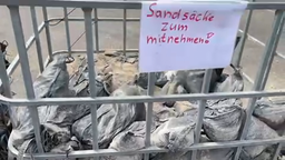 Als Sicherheitsmaßnahme vor den möglichen Unwettern mit Starkregen können sich Anwohner Sandsäcke mitnehmen.