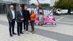 Axel Biermann (Ruhr Tourismus GmbH), Thomas Kufen (Oberbürgermeister Stadt Essen), Christian Eggert (Regisseur "Urbanatix") und Natalia Nowakowski (Choreografin "Urbanatix") stehen vor der Grugahalle in Essen