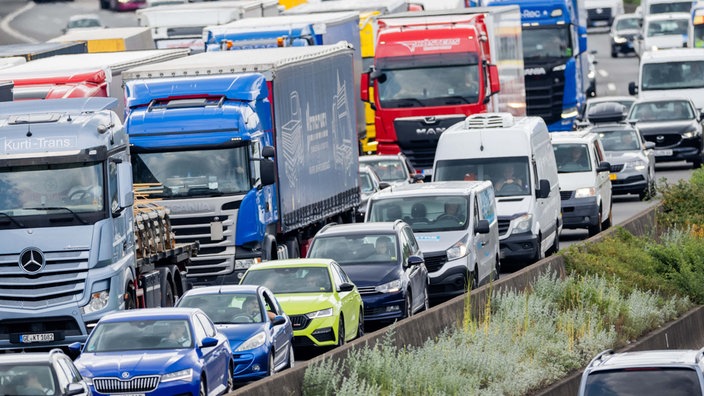 Nordrhein-Westfalen, Köln: Autos und Lkw stauen sich auf der A3 im Autobahndreieck Köln-Heumar.