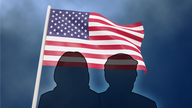 Illustration der Silhouetten von Kamala Harris und Donald Trump, im Hintergrund ist eine us-amerikanische Flagge zu sehen