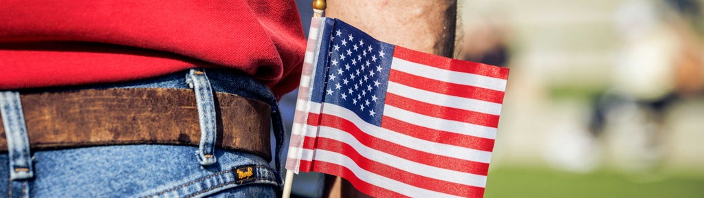 Symbolbild zur US-Präsidentschaftswahl; ein Mann trägt eine US-Flagge in der Gesäßtasche seiner Jeans