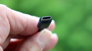 USB-C-Kabel wird in der Hand gehalten