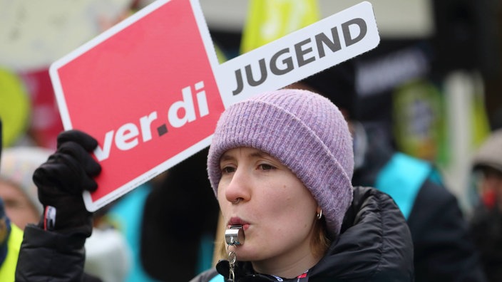 Demonstrantin mit Trillerpfeife und Schild Verdi Jugend