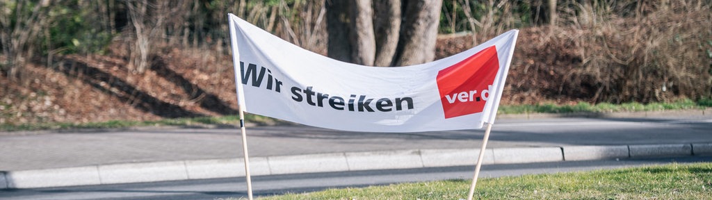 Banner für den Verdi-Streik im öffentlichen Nahverkehr