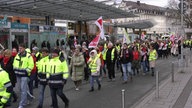 Streikende ziehen mit Verdi-Fahnen durch Siegen