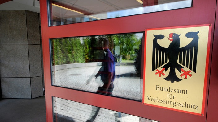 Die Hinweistafel mit dem Bundesadler am Eingang zum Bundesamt für Verfassungsschutz