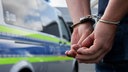 Polizei führt jemanden in Handschellen ab