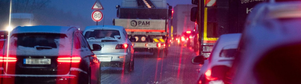 Autos fahren auf schneebedeckten Fahrbahnen