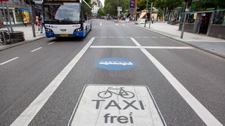 Fahrrad- und Taxispur in der Aachener Innenstadt